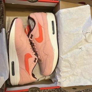 Nike Air Max Coral stardust/bright coral men’s 6.5 fits womans 8.